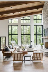 Интерьеры гостиной с деревянными окнами