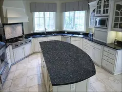 Черный камень в интерьере кухни