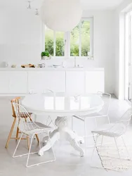 Белые стулья в интерьере гостиной