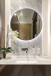 Белое зеркало в интерьере ванной