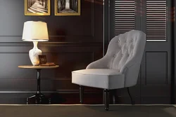 Серое кресло в интерьере спальни