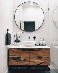Черное зеркало в интерьере ванной