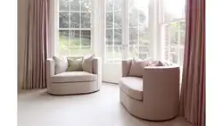 Двухместный диван в интерьере гостиной