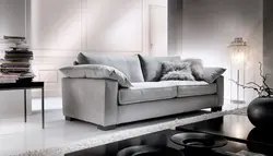 Двухместный диван в интерьере гостиной