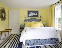 Желтый с синим в интерьере спальни