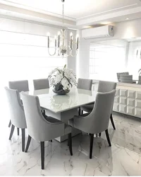 Круглый серый стол в интерьере кухни