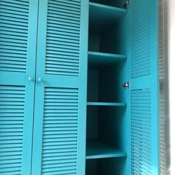 Жалюзийная дверь в гардеробную в интерьере