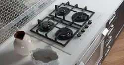 Черная варочная панель в интерьере кухни