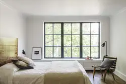 Интерьер спальни с окнами во всю стену