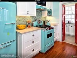 Холодильник и плита в интерьере на кухне