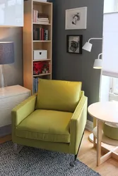 Кресло в интерьере маленькой спальни