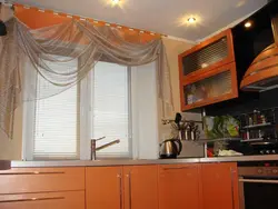 Дизайн кухонного окна в маленькой кухне фото