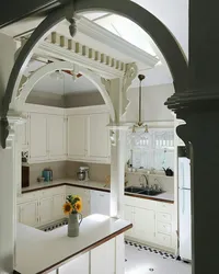 Интерьер кухни с аркой