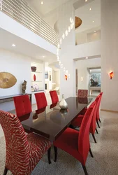 Интерьер кухни с красными стульями