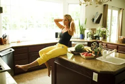 Блондинка на кухне фото
