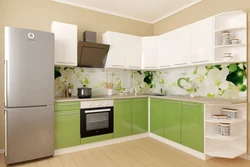Интерьер кухни с зеленым холодильником