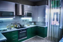 Интерьер кухни с зеленым холодильником