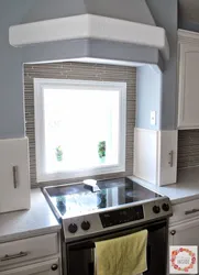 Плита у окна на кухне фото