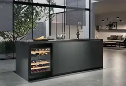 Винный шкаф в интерьере кухни