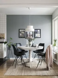 Серые стулья в интерьере кухни фото
