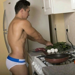 Красивые мужчины на кухне фото