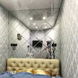 Зеркальная стена в интерьере спальни фото