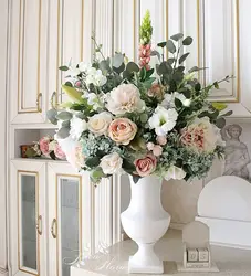 Искусственные цветы в интерьере гостиной фото