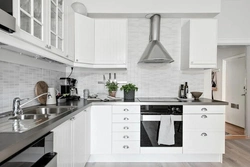 Белая кухня с черной плитой фото