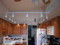Освещение на натяжном потолке кухня хрущевка фото