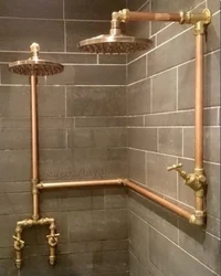 Интерьер ванной комнаты с трубами