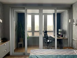Балконная дверь в интерьере спальни