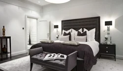 Коричневый серый и белый в интерьере спальни