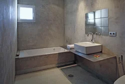 Стена бетона в интерьере ванной