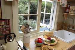 Фото кухни на даче с окном