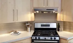 Газовая плита в интерьере маленькой кухни фото