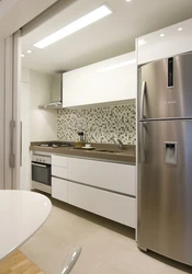 Холодильник серого цвета в интерьере кухни