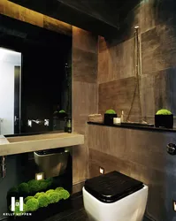 Дизайн ванной с темной плиткой и деревом