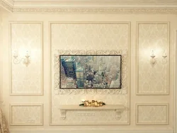 Багет на стене в гостиной фото