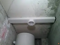 Вентиляция на потолке в ванной фото