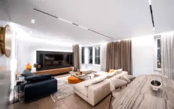 Дизайн освещения натяжных потолков в гостиной в современном стиле фото