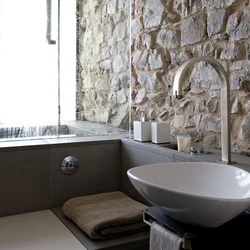 Стены из камня в интерьере ванной