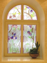Витражное окно в доме на кухне фото