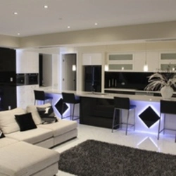 Дизайн гостиной с черной кухней