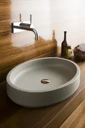 Раковина из камня в интерьере ванной