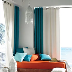 Яркие шторы в интерьере спальни