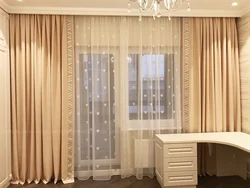 Дизайн карниза и штор окна гостиной