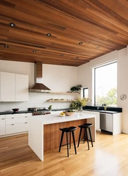Потолок из дерева на кухне фото
