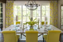 Желтые шторы в интерьере гостиной к серым