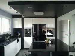 Черно белый потолок в интерьере кухни