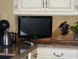 Висит на кухне телевизор фото